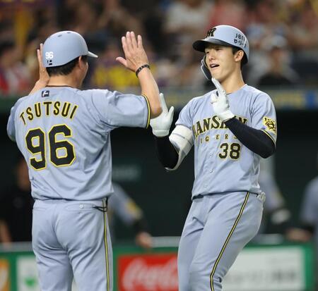 　２回、先制ソロを放ち、生還する小幡（撮影・西岡正）