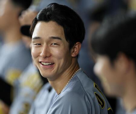 　３回、２打席連続で本塁打撃練習をするを放った小幡はベンチで笑顔を見せる（撮影・田中太一）