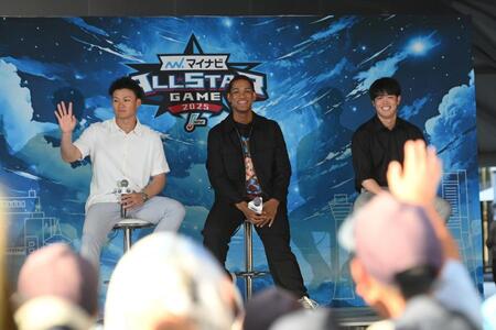 【写真】前日イベントに登場した万波　ネクタイのデザインがすごっ！