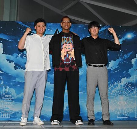 　笑顔でポーズを決める（左から）森下、万波、太田（撮影・西田忠信）