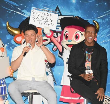 　バファローベルからの質問に困惑する森下と爆笑する万波（右）＝撮影・西田忠信