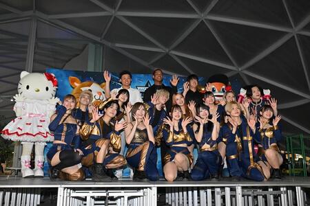 　集合写真に納まる（後列左から）森下、万波、太田（撮影・西田忠信）