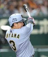 　３回、左前に通算１０００安打を放つ大山（撮影・西岡正）