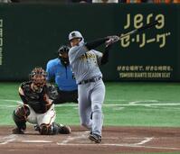 　３回、左前打を放ち１０００安打を達成した大山（撮影・金田祐二）