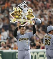 　３回、プロ通算１０００安打を放った大山はボードを掲げる（撮影・田中太一）