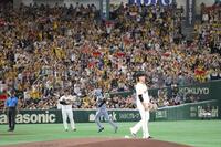 　５回、２ランを放ち、本塁へ向かう大山（撮影・西岡正）