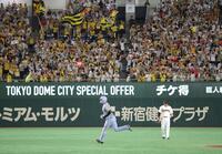 　５回、２ランを放ち、本塁へ向かう大山（撮影・西岡正）