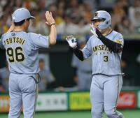 　５回、２ランを放ち、生還する大山（撮影・西岡正）