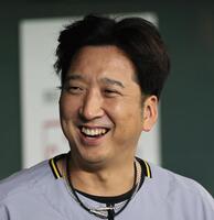 　練習前、笑顔を見せる藤川監督（撮影・田中太一）