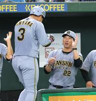 　５回、２ランを放った大山（左）を祝福する藤川監督（撮影・西岡正）