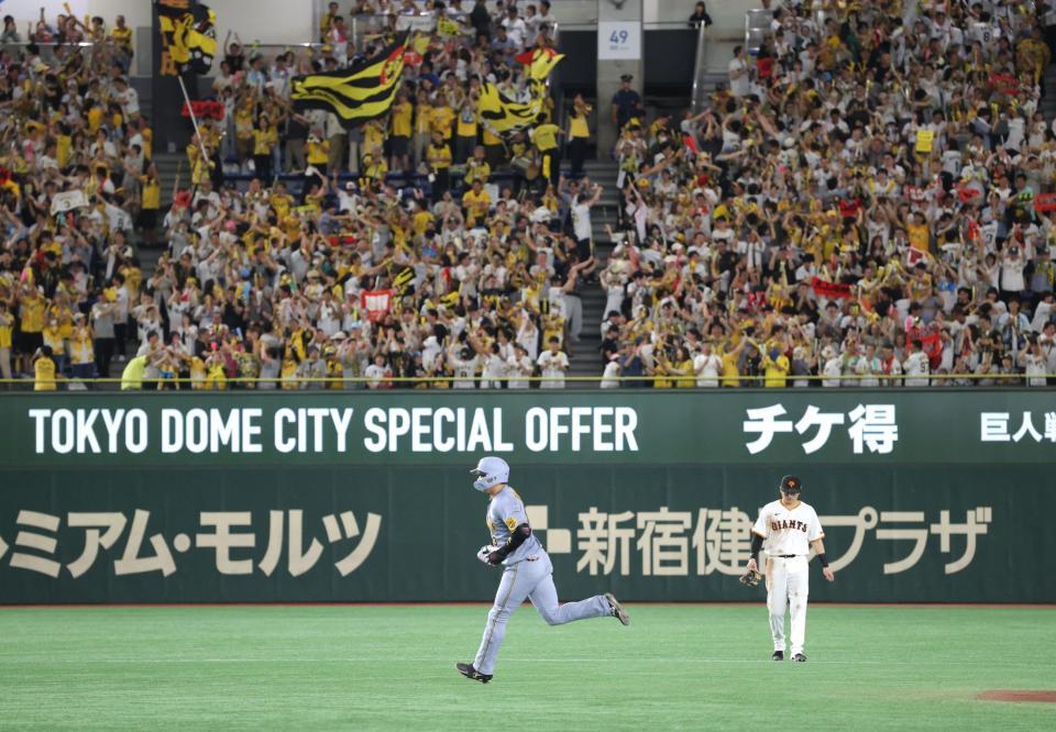 　５回、２ランを放ち、本塁へ向かう大山（撮影・西岡正）