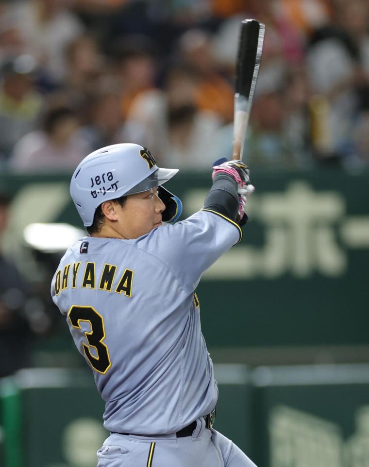 　５回、左越えに２ランを放つ大山（撮影・西岡正）