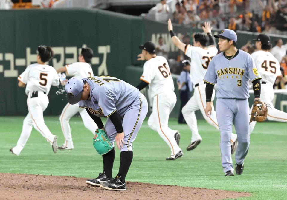 　９回、サヨナラ負けを喫し、うなだれる伊原。右は大山（撮影・田中太一）