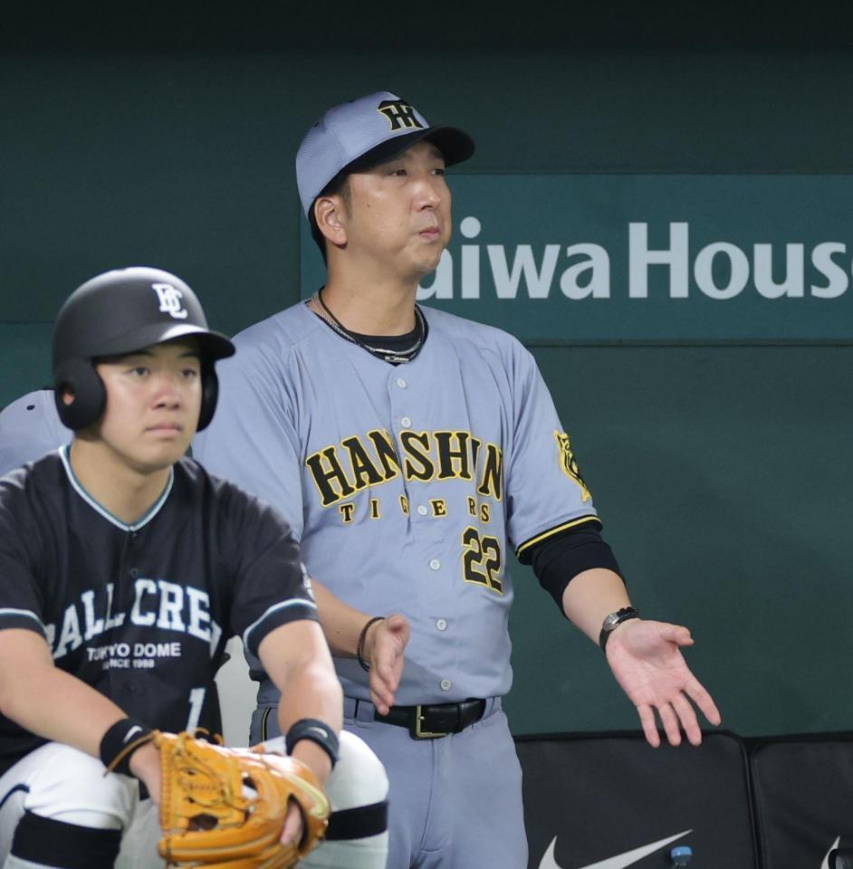 　１回、チャンスで手をたたく藤川監督（撮影・西岡正）