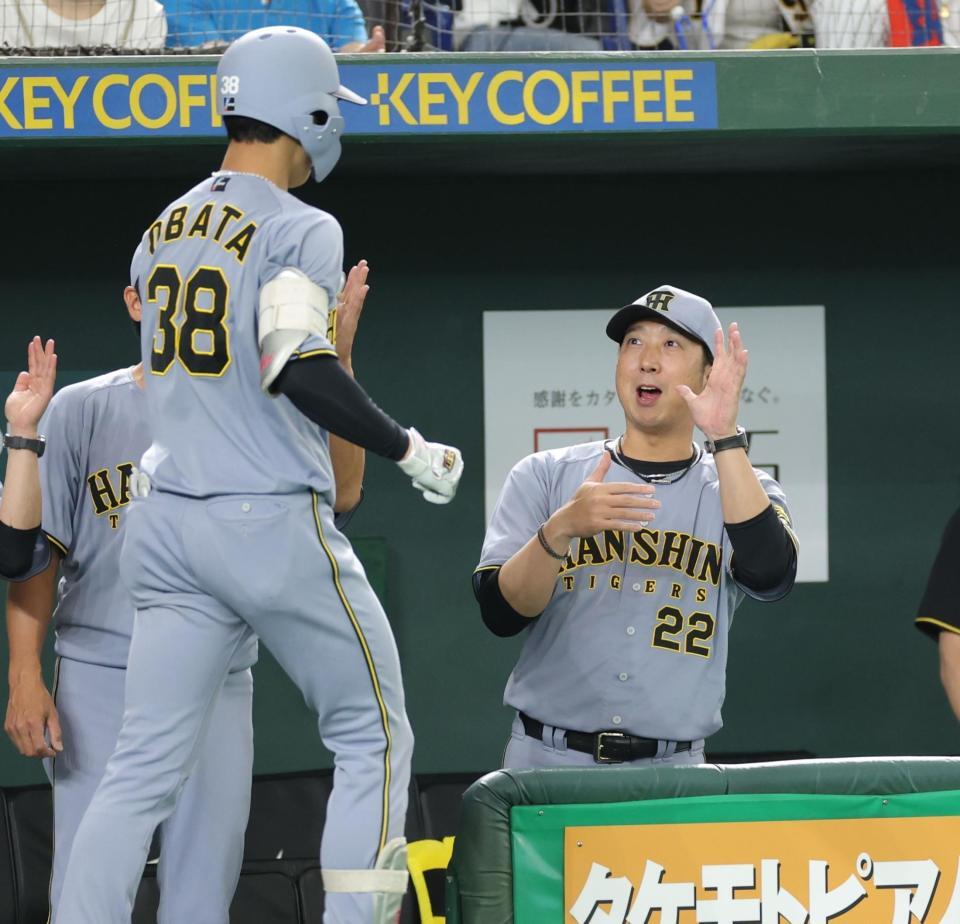 　２回、先制ソロを放った小幡（左）を祝福する藤川監督（撮影・西岡正）