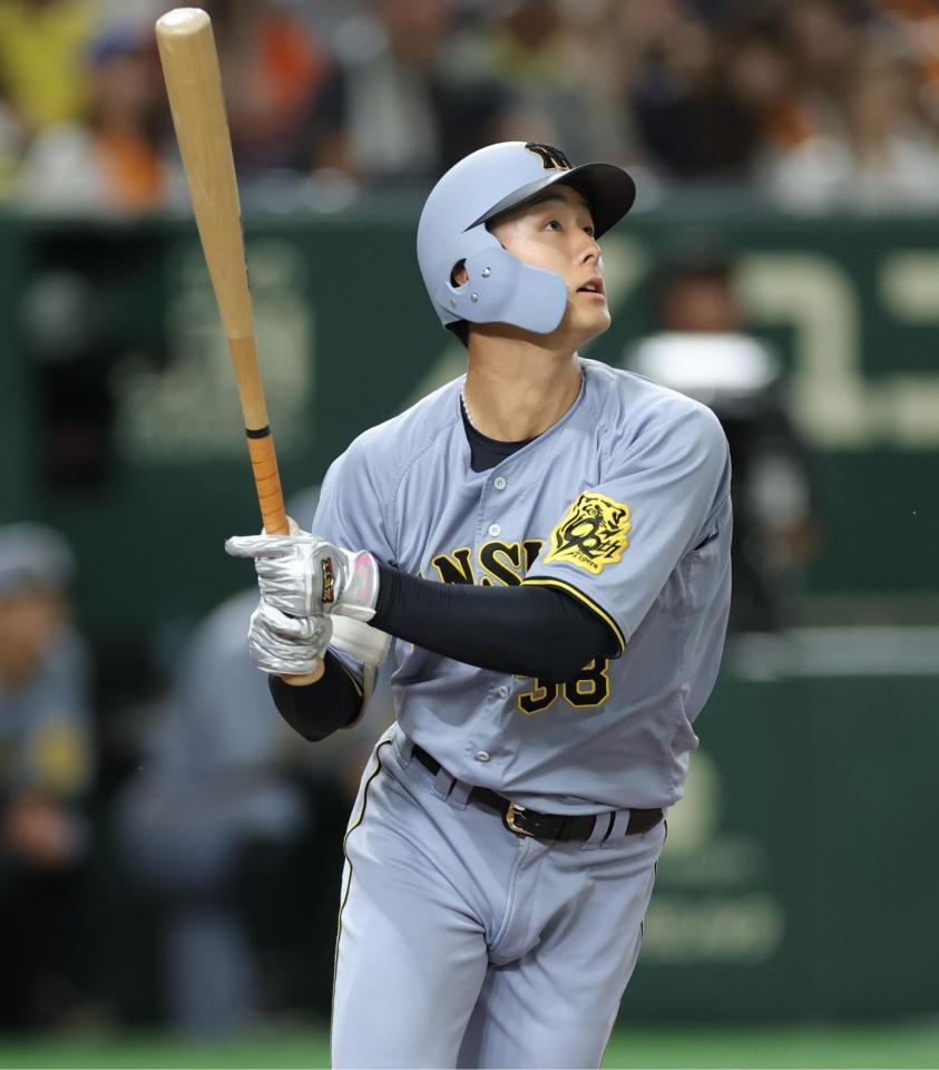 　２回、右越えに先制ソロを放つ小幡（撮影・西岡正）