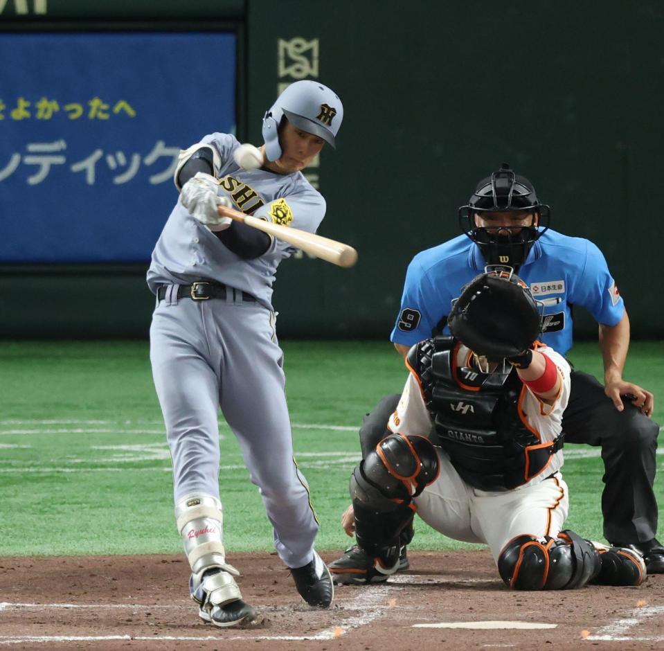 　３回、右越え２ランを放つ小幡（撮影・金田祐二）