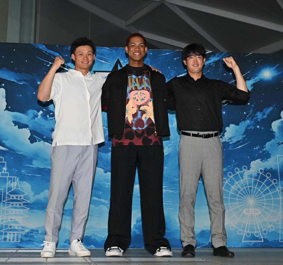 　笑顔でポーズを決める（左から）森下、万波、太田（撮影・西田忠信）