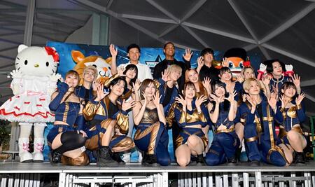 　オールスターの前日イベントに出席した（最後列左から）森下、万波、太田