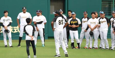 　練習前の円陣であいさつするドリス（８５）＝撮影・北村雅宏