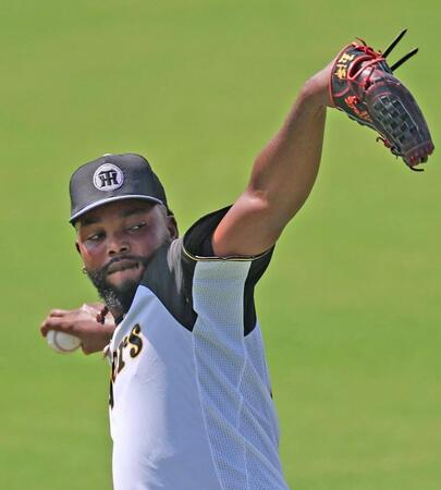 　キャッチボールするドリス（撮影・北村雅宏）