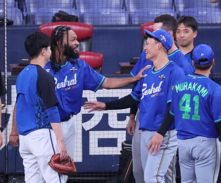 【写真】通訳いなくてもバッチリやん　ジェスチャーでグリフィンと会話する森下