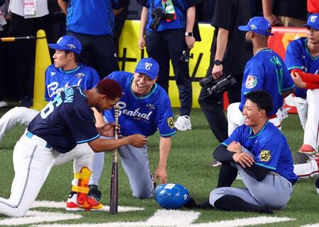 　万波（左）と談笑する佐藤輝（中央）と森下（撮影・山口登）