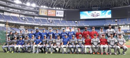 　試合前、集合写真に納まるセ・リーグナイン（撮影・北村雅宏）