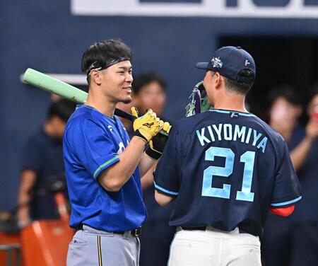 　清宮幸（右）と談笑する佐藤輝（撮影・西田忠信）