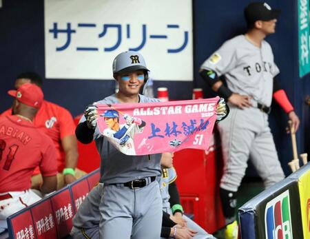 【写真】阪神　森下翔太　中日・上林の打席で応援タオルかかげてニッコリ！