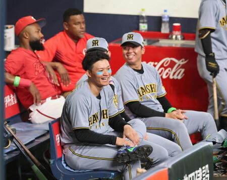 　ベンチへ戻ってもオールスターを楽しむ森下（撮影・田中太一）