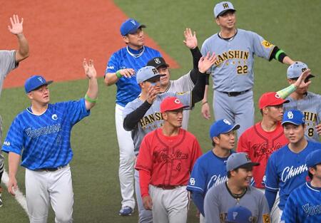 　スタンドのファンに手を振る森下ら全セナイン（撮影・飯室逸平）