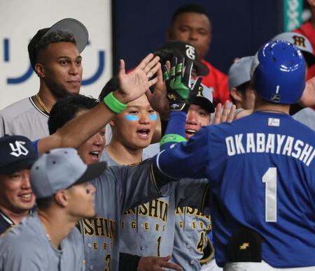 　５回、ソロを放った岡林を迎える森下（撮影・田中太一）