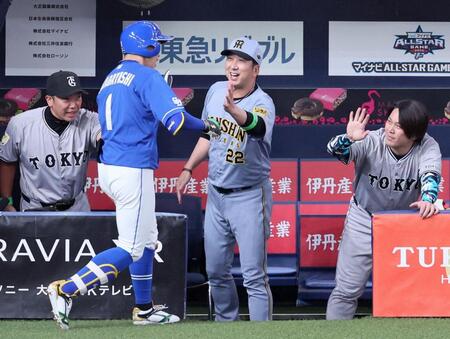 　５回、三塁打と悪送球で生還した岡林（１）を迎える藤川監督（撮影・立川洋一郎）