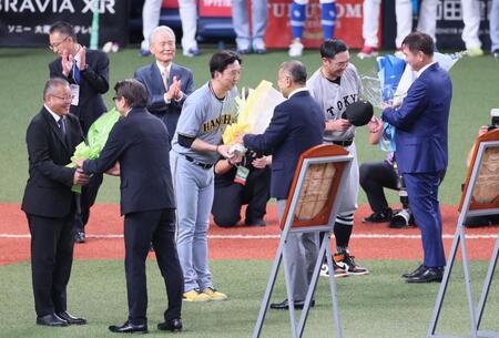 　野球殿堂入りで表彰された掛布雅之氏（中央右）へ花束を手渡す藤川監督（撮影・立川洋一郎）