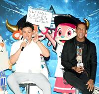 　バファローベルからの質問に困惑する森下（左）と爆笑する万波（撮影・西田忠信）