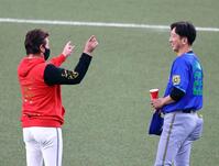 　新庄監督（左）と談笑する藤川監督（撮影・山口登）