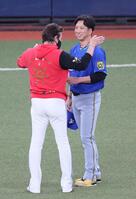 　新庄監督（左）と談笑する藤川監督（撮影・立川洋一郎）