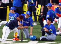 　万波（左）と談笑する佐藤輝（中央）と森下（撮影・山口登）