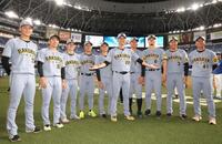 　試合前、集合写真に納まる阪神ナイン（撮影・北村雅宏）