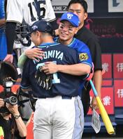 　決勝進出を決めた清宮幸と抱き合う佐藤輝（撮影・飯室逸平）