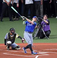 　ホームランダービーで快音を響かせる佐藤輝（撮影・立川洋一郎）