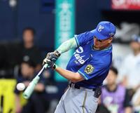 　ホームランダービーで快音を響かせる佐藤輝（撮影・北村雅宏）