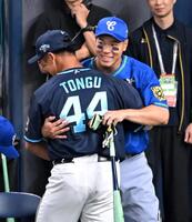 　ホームランダービー１回戦を戦った頓宮と抱擁する佐藤輝（撮影・飯室逸平）