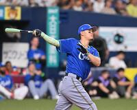 　ホームランダービーで豪快なスイングを見せる佐藤輝（撮影・西田忠信）