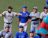 　試合を終え、笑顔で場内を一周する森下（右から２人目）＝撮影・山口登