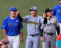 　試合を終え、笑顔で場内を一周する森下（中央）＝撮影・山口登