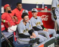 　ベンチへ戻ってもオールスターを楽しむ森下（撮影・田中太一）