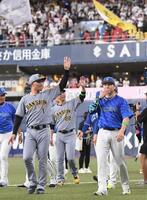 　スタンドに手を振りながら場内一周する森下（左）＝撮影・西田忠信