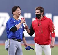 　試合前、談笑する新庄監督と藤川監督（左）＝撮影・北村雅宏